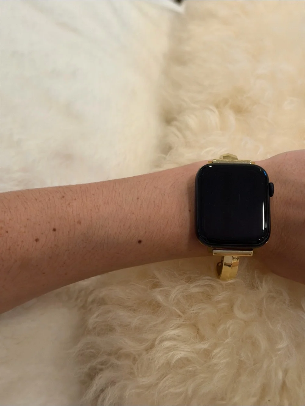 Apple Watch SE with adjustable gold band